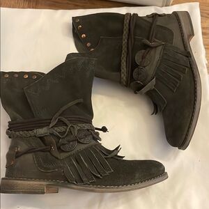 MUSSE & CLOUD FRINGED SUEDE 
BROWN ANKLE BOOTS.  NEW IN BOX